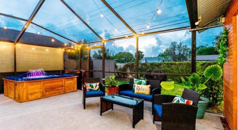 House with jacuzzi & pool — photo 4