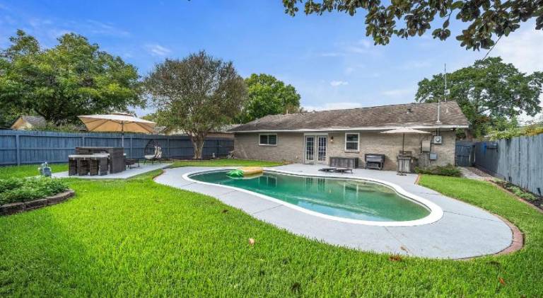 Fully equipped pleasant house with yard, private pool & BBQ | Suitable for remote work | Dogs allowed in Houston, TX