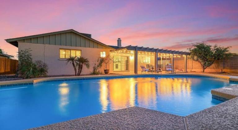 Charming vacation home with pool | Pets are welcome in Tempe, AZ