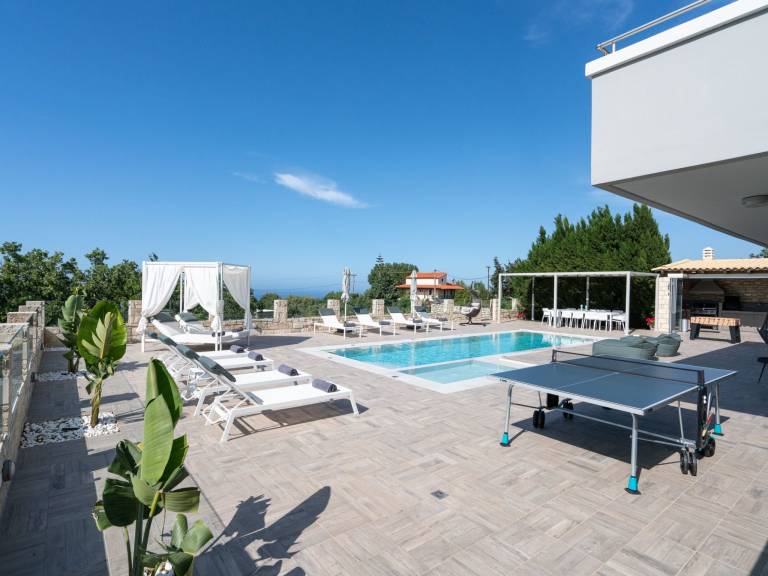 Vacation home with yard, private pool & grill — photo 3
