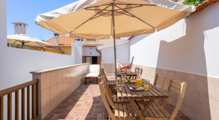Vacation home with hot tub & patio in Porto