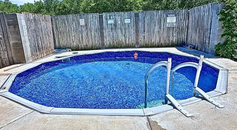 Vacation home with pool — photo 3