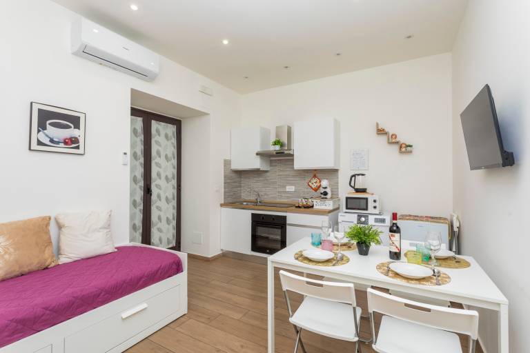 Family-friendly wonderful holiday apartment with patio & fast internet | Next to Castello Ursino | City view | Pets allowed — photo 3
