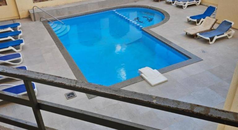 Quiet Apartment for 4, Pool View Balcony, 3 Min from Beach — photo 2