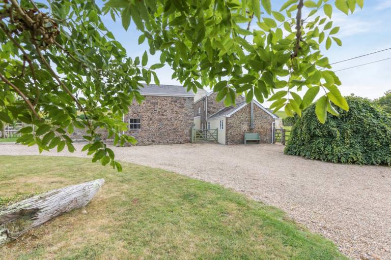 Cottage with garden — photo 2