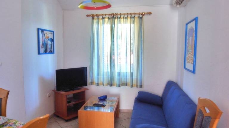 Holiday apartment with patio, garden & BBQ — photo 2