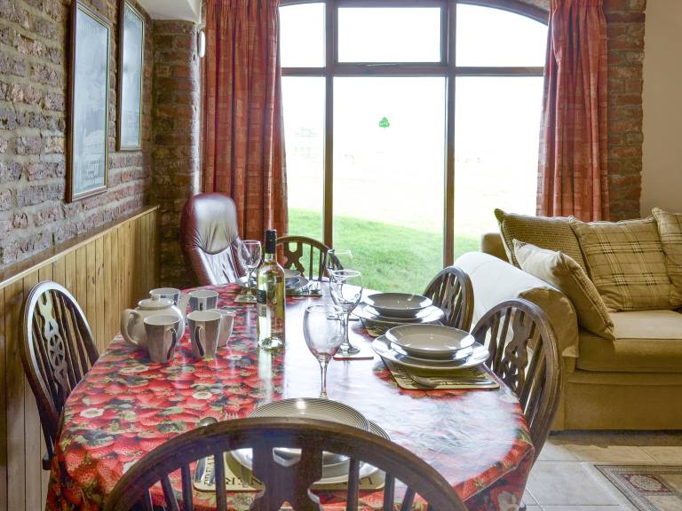 Cottage with BBQ & yard — photo 3