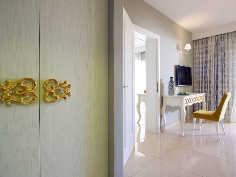 Resort Paralia Kourna
