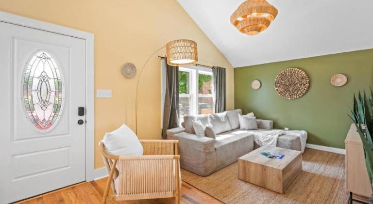 House with hot tub | Pets are welcome — photo 2