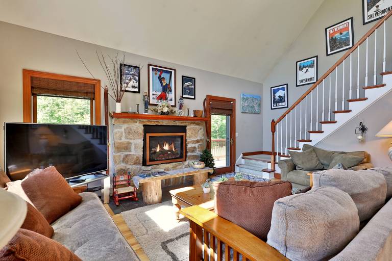 Cortina Mountain Chalet - Outdoor Hot Tub - Close to Pico and Killington Mountains — photo 3