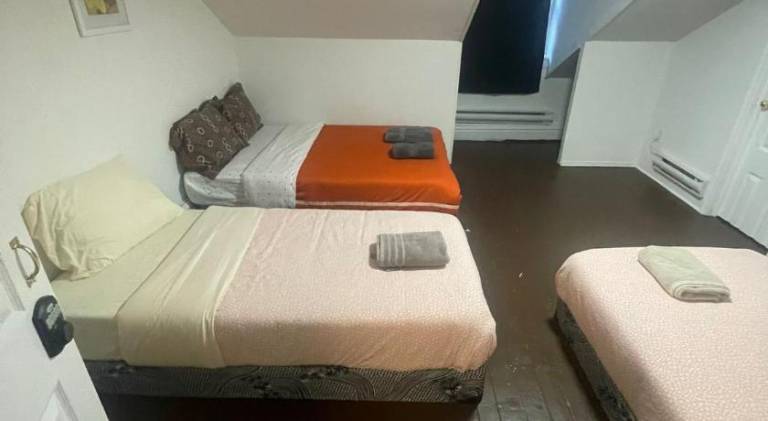 Downtown Yonge & Dundas Suite For Large Family Group Private Washroom Free Wifi Self Chekin