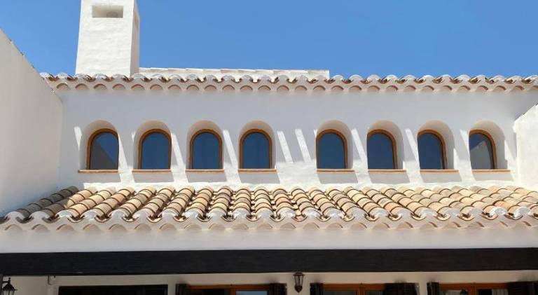 Fully equipped villa with patio, hot tub & private pool | Suitable for remote work | Pet-friendly — photo 5