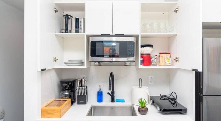 Well Located 1BR with King Bed, Laundry and Parking Option Near Brickell and Marlins Park — photo 5