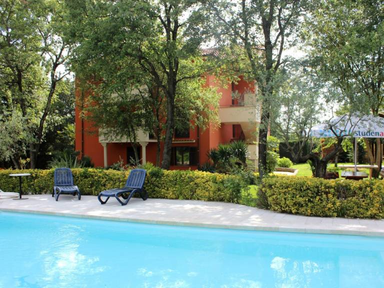 Pleasant rental apartment with yard, barbecue & pool | Dogs allowed in Umag