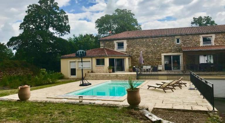 Vacation home with jacuzzi & pool | Pet-friendly in Cholet