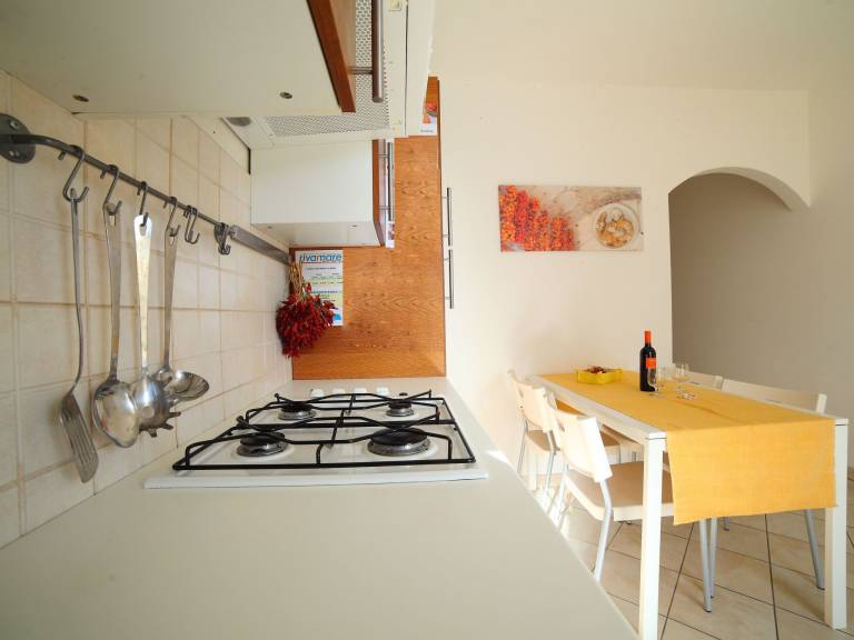 Rental apartment with barbeque & yard — photo 3