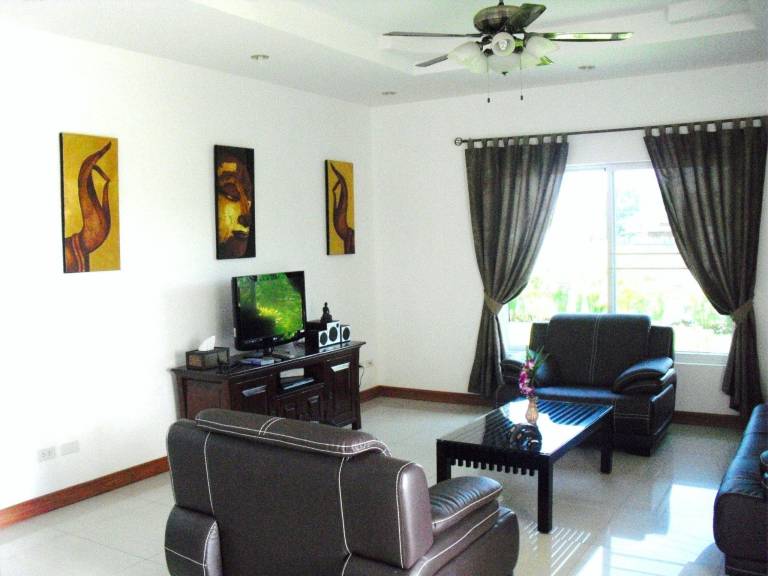 Spacious vacation home with terrace, private pool & yard | Pets allowed — photo 5