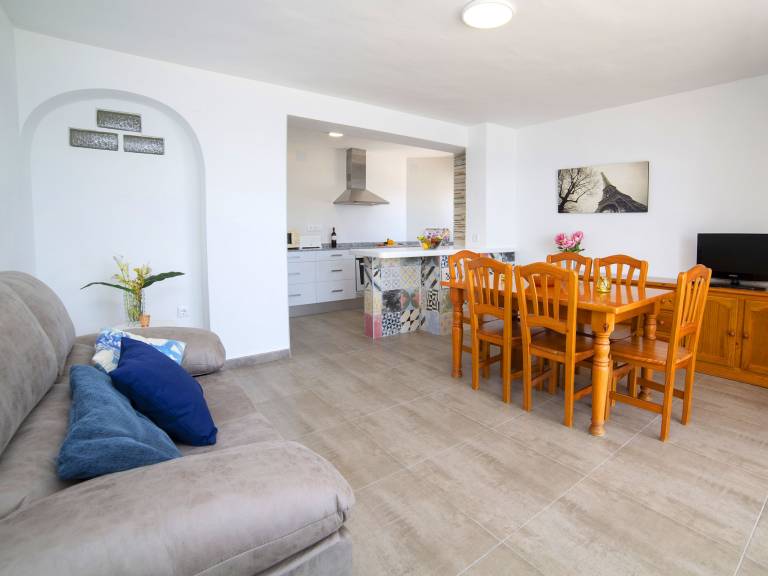 Family-oriented rental apartment with patio & garden | Sea view | Close to the beach | Pet-friendly — photo 2