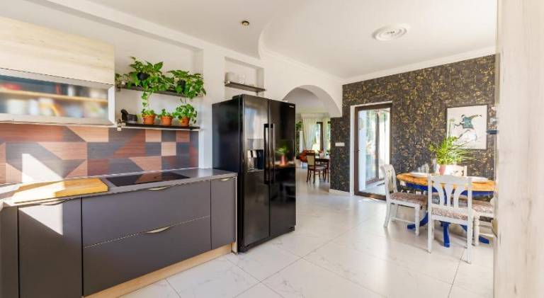 Villa with barbecue, patio & hot tub | Suitable for remote work | Pet-friendly — photo 5
