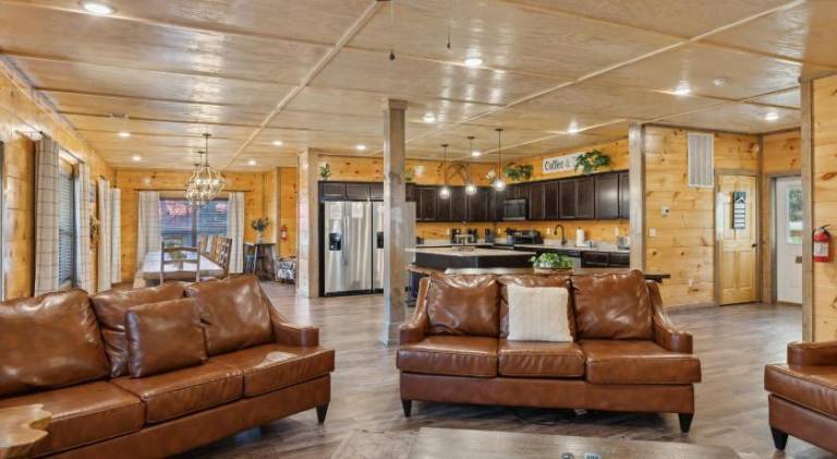 A Lodge at The Glades 12 BR Cabin Private Indoor Pool Hot Tubs Game Rooms and Theater Room — photo 4