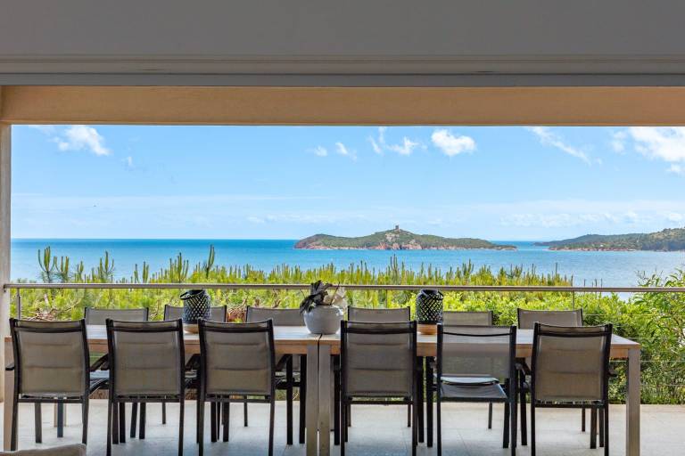 Family-oriented villa with patio, private pool & barbeque | Sea view | Close to the beach | Pet-friendly — photo 2
