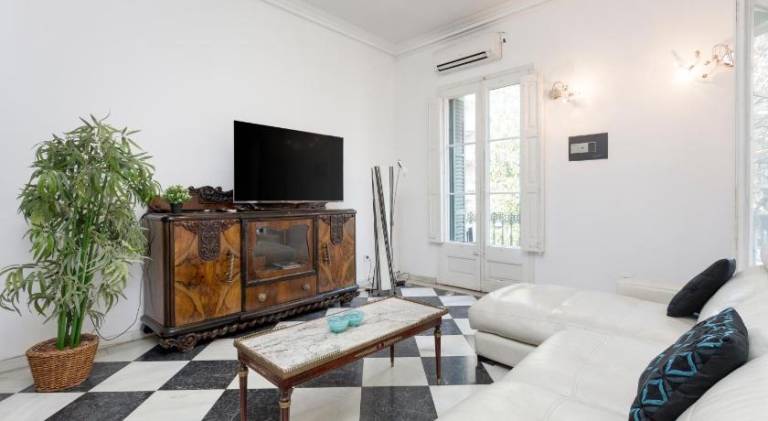 Family-friendly holiday apartment with patio | Next to Casa Milà | Suitable for remote work | Pets allowed in Barcelona