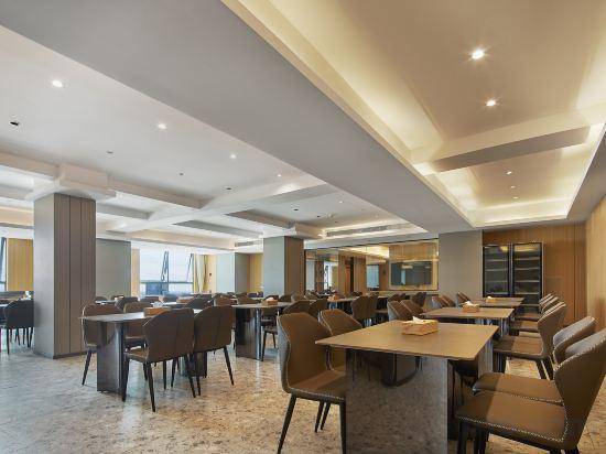 ALL IN LIGHT LUXURY HOTEL — photo 4