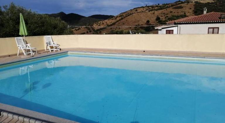 House with pool — photo 3