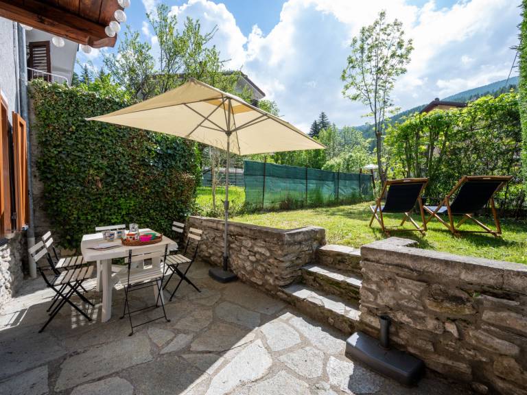 Beautiful vacation home with patio & yard | Next to the ski | Pets are welcome — photo 2