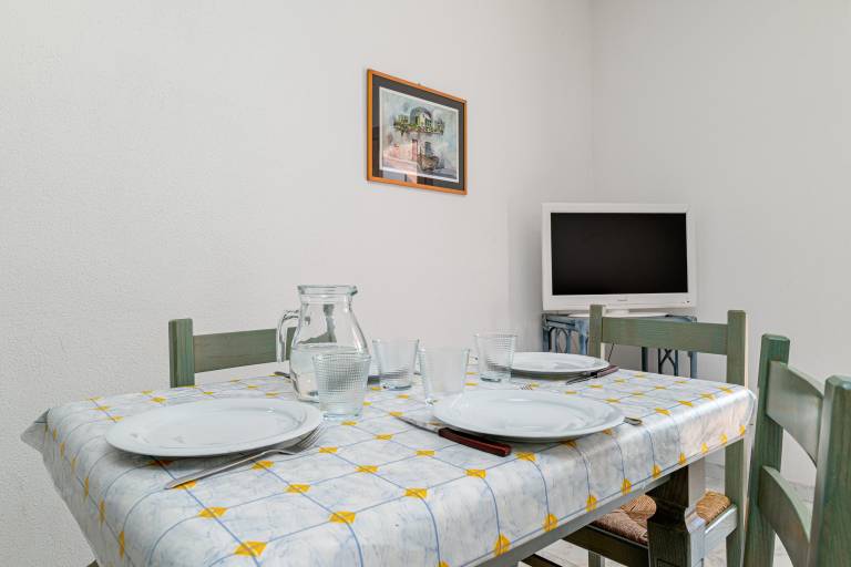 Apartment with yard & terrace — photo 5