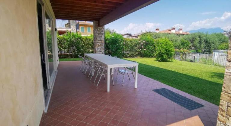 Villa with pool — photo 4