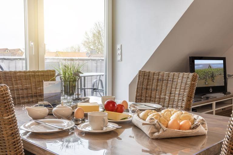 Neuzeitlich und modern: Die helle Wohlfühl- Obergeschoss-Maisonette- Wohnung (Neubau, bezugsfertig seid 04-2017) bietet Platz für 4 Personen und 1 Kleinkind. Auf dem kleinen, kuscheligen Balkon mit Strandkorb macht das Sonnenbaden richtig Spaß. — photo 4