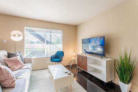 Charming 2BR king beds suite next to Downtown