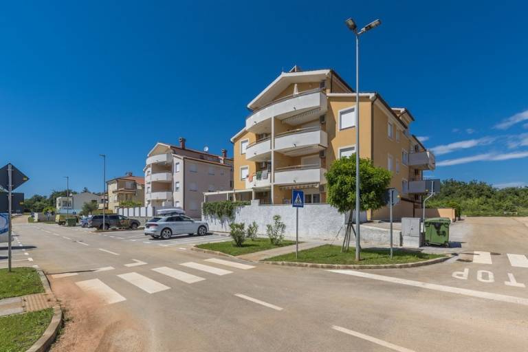 Rental apartment with terrace & yard in Umag