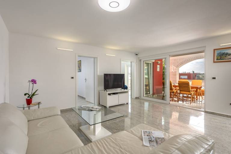 Holiday apartment with private pool, terrace & yard — photo 5
