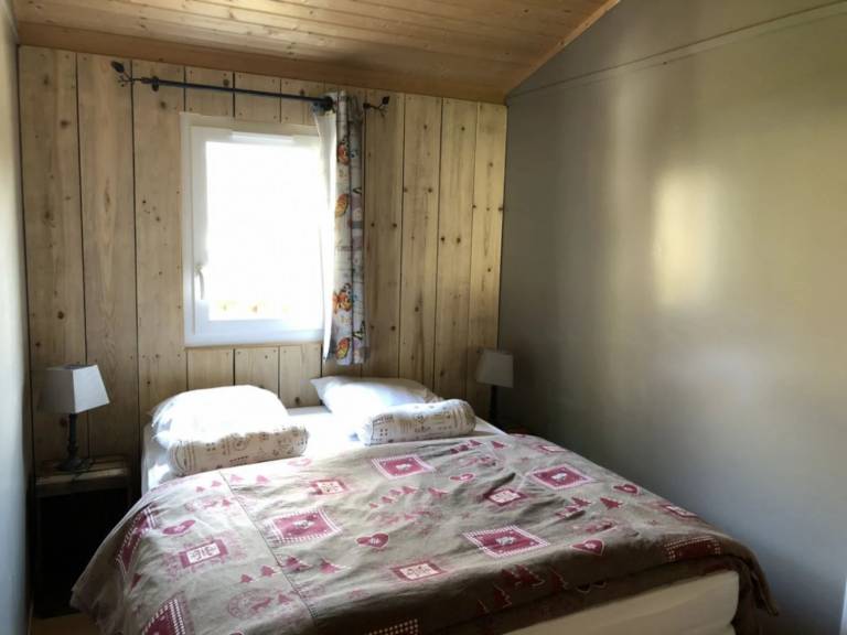 Pleasant chalet with patio, yard & pool | Pet-friendly — photo 5