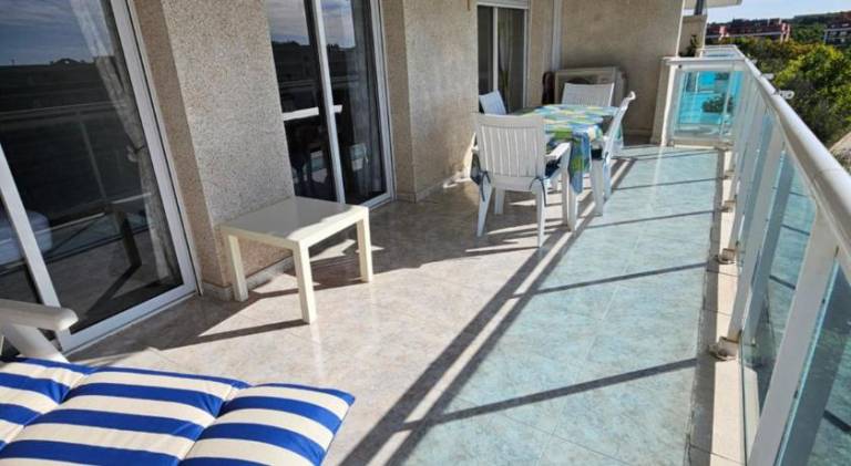 Appartement tout confort terrasse 21 m2 pleins sud wifi proche port aventura centre et plage 2 chamb — photo 4
