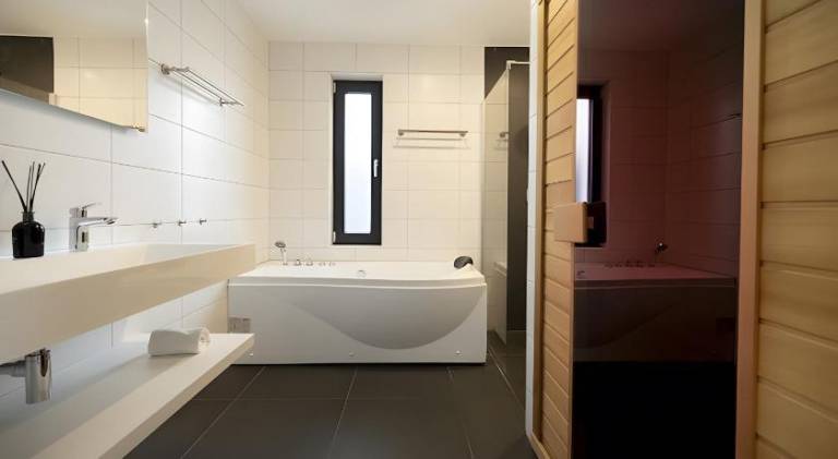 Spacious villa with hot tub | Ski nearby | Pets are welcome — photo 4