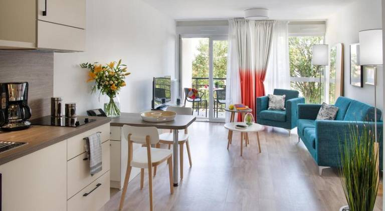 Serviced apartment with patio, yard & pool | Pet-friendly in Arras
