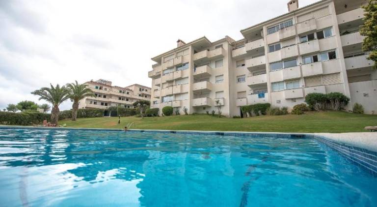 Holiday apartment with private pool, patio & yard — photo 2