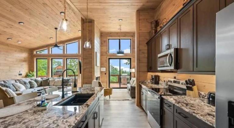 Stunning Cabin for 6 with Hot Tub & Pool Table — photo 4