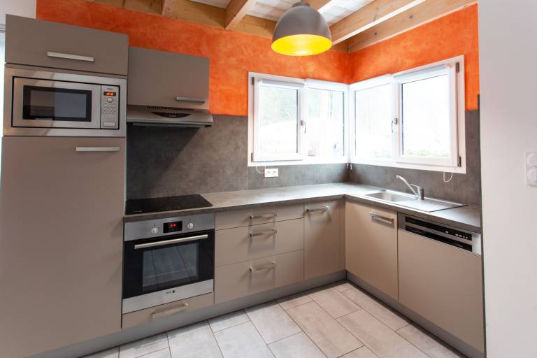 Family-friendly chalet with yard, barbecue & patio | Mountain view | Pets are welcome — photo 2