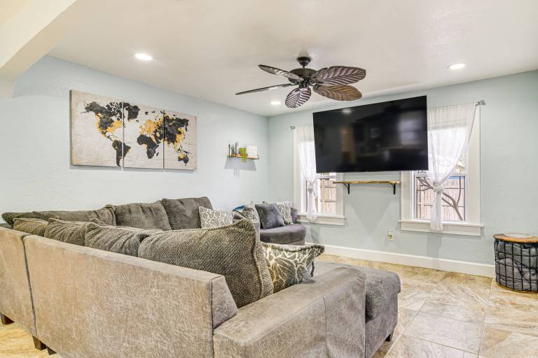 3 Mi to Sunken Gardens Chic Home w Fire Pit