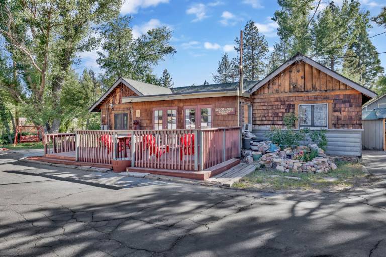 Lodge House Vintage Cabin - Pool Table - Walk to Lake - Summertime Pool — photo 2