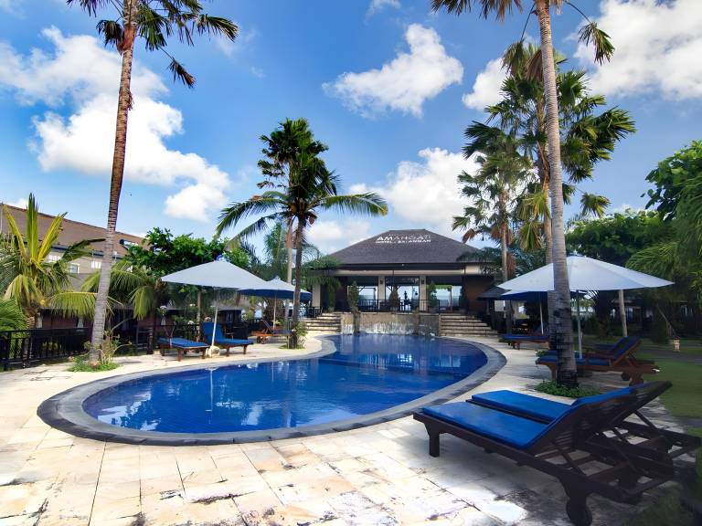 Charming bungalow with yard & pool | Beach nearby | Pets are welcome — photo 3