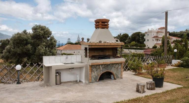 Holiday apartment with BBQ, terrace & yard — photo 5