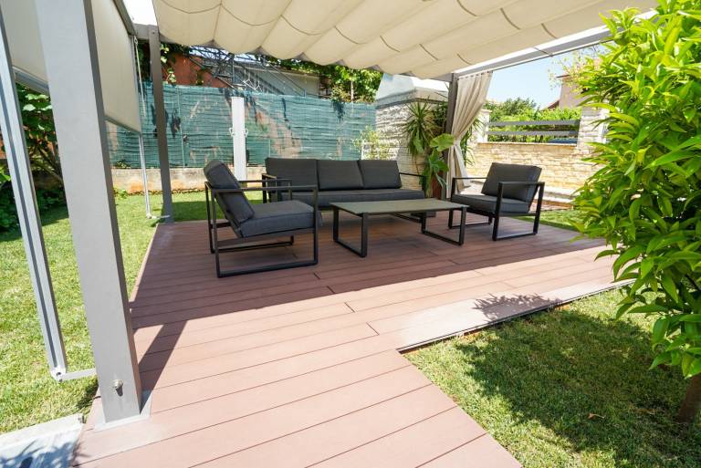 Holiday apartment with yard & terrace — photo 2