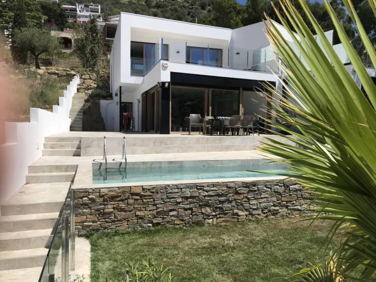 Fully equipped vacation home with yard, private pool & patio | Sea view | Close to the beach | Pet-friendly in Roses