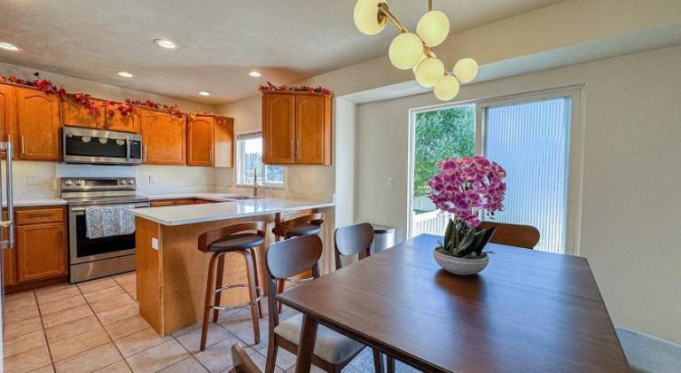 Family Retreat Near SLC Airport 6 BR 3 Bath — photo 3