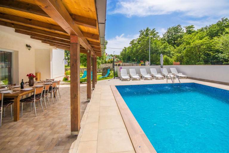 Family-oriented spacious rental with BBQ, yard & pool | Pool view | Pets are welcome — photo 3